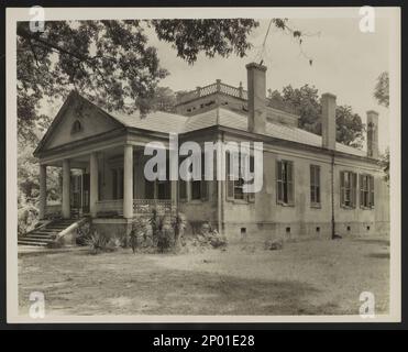 Lansdowne, Natchez, Adams County, Mississippi. Carnegie Survey of the Architecture of the South (Carnegie-Umfrage zur Architektur des Südens). USA Mississippi Adams County Natchez, Witwenspaziergänge, Pedimente, Säulen, Porches, Geländer, Häuser. Stockfoto