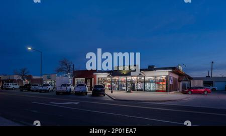 Hobbs, New Mexico, USA – 17. Februar 2023: Die Martin Boot Company in der Innenstadt am Abend Stockfoto