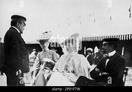 1903 , Dinard Beach, Frankreich : der gefeierte italienische impressionistische Maler Giovanni BOLDINI ( Ferrara , Italien 1842 - Paris , Frankreich 1931 ), zuerst von links , mit Alice Helleu , Marthe Letellier und der Maler PAUL HELLEU - Portrait - Rituto - Impressionista - Pittore - ARTI VISIVE - VISUAL ARTS - ARTE - BELLE EPOQUE - IMPRESSIONISMO - IMPRESSIONISMUS - Baffi - Schnurrbart - barba - Bart - Kragen - colletto - Krawatte - Cravatta - villeggiaggia - Reise - cappello - Hut - Veletta - Schleier ---- Archivio GBB Stockfoto