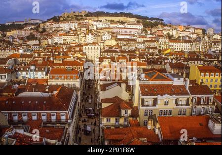 Blick vom Elevador de Santa Justa, Blick über Baixa-Viertel mit Sao Jorge Schloss im Hintergrund. Lissabon. Portugal. Stockfoto