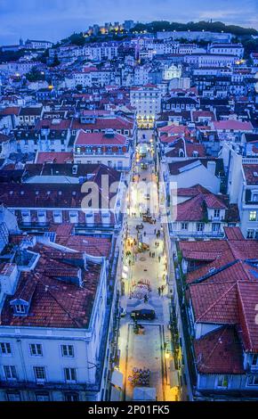 Blick vom Elevador de Santa Justa, Blick über Baixa-Viertel mit Sao Jorge Schloss im Hintergrund. Lissabon. Portugal. Stockfoto