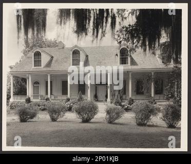 Die Briars, Natchez vic., Adams County, Mississippi. Carnegie Survey of the Architecture of the South (Carnegie-Umfrage zur Architektur des Südens). USA Mississippi Adams County Natchez vic, Dormers, Porches, Fanlights, Doors & Doorways, Häuser, spanisches Moos. Stockfoto