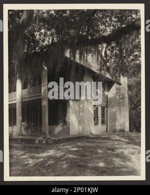 Unbekanntes Haus, Natchez vic., Adams County, Mississippi. Carnegie Survey of the Architecture of the South (Carnegie-Umfrage zur Architektur des Südens). Vereinigte Staaten Mississippi Adams County Natchez vic, Schornsteine, Porches, Railings, Spanish Moos, Häuser. Stockfoto