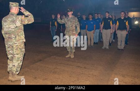 Harrisburg, Pennsylvania – Brig. General James McCormack, Assistant Adjutant General-Army, Pennsylvania National Guard, leistet vor dem Start des Professional Rodeo Cowboys Association Circuit Finals Rodeo am 12. Januar im Rahmen der Pennsylvania Farm Show 2023 den Eid auf die Anwerbung von Rekruten im aktiven Dienst und der Nationalgarde. (Pennsylvania National Guard Foto von Wayne V. Hall) Stockfoto