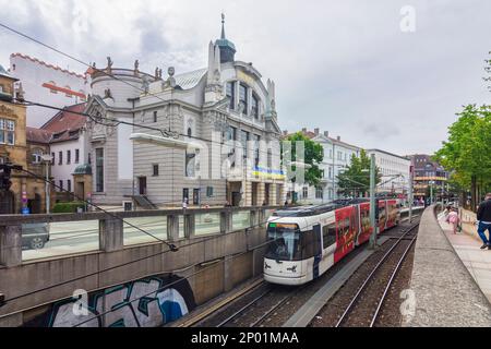 Bielefeld: Zug der Bielefeld-Stadtbahn, Theater Stadttheater in Teutoburger Wald, Nordrhein-Westfalen, Nordrhein-Westfalen, Deutschland Stockfoto