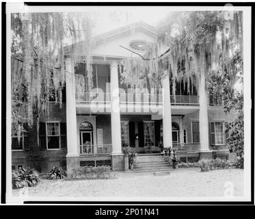 Gloucester, Natchez, Adams County, Mississippi. Carnegie Survey of the Architecture of the South (Carnegie-Umfrage zur Architektur des Südens). USA, Mississippi, Adams County, Natchez, Bull's Eye-Fenster, Spanisches Moos, Pediküre, Portiers, Fanlights, Türen und Türöffnungen, Säulen, Häuser. Stockfoto