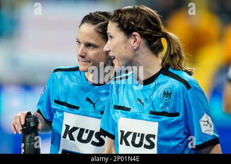 Mannheim, Deutschland. 02. März 2023. Handball: Bundesliga, Rhein-Neckar Löwen - HSG Wetzlar, Matchday 22, SAP Arena. Die Schiedsrichter Meike Merz (l) und Tanja Kuttler sprechen. Kredit: Uwe Anspach/dpa/Alamy Live News Stockfoto