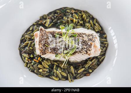 Kabeljau Fisch mit Grits. Restaurant DC Atelier, im Nini Design Centre, Funchal, Madeira, Portugal Stockfoto