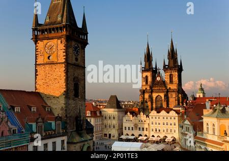 Der Altstädter Ring mit der alten Stadt Councilhouse und der Teynkirche. Prag. Tschechische Republik Stockfoto