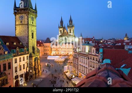 Der Altstädter Ring mit der alten Stadt Councilhouse und der Teynkirche. Prag. Tschechische Republik Stockfoto