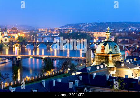 Brücken über den Fluss Vltrava. Die zweite Brücke ist Charles Bridge.Prague. Tschechische Republik Stockfoto