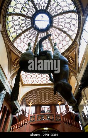 Skulptur von Wenceslao, durch David Cerny. In "Lucerna" Galerie (Shopping Mall). Prag. Tschechische Republik Stockfoto