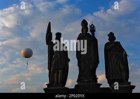 Statuen der Karlsbrücke und Heißluft-Ballon. Prag. Tschechische Republik Stockfoto