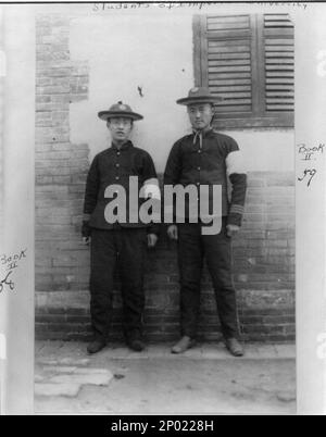 Zwei Studenten der Imperialen Universität tragen weiße Armbänder am linken Arm der Militäruniform; trauern um den Tod von Kaiserin Tzu Hsi, 1908?, Peking.. Titel und andere Informationen, die von der Bildunterschrift und dem Artikel Websters; Tzu Hsi oder Tze-usi auch bekannt als Yehonala 1835-1908, Frank und Frances Carpenter Collection , Caption Card Tracings: Universitäten,.; Death Misc.; China Hist 1908?; China P-; Shelf. Stockfoto