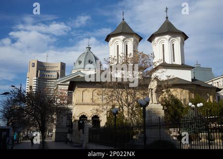 Bukarest, Rumänien - 21. Februar 2023: Orthodoxe Kirche Coltea, 1702 eingeweiht, historisches Denkmal und eines der ältesten Gebäude in Bukarest. Stockfoto