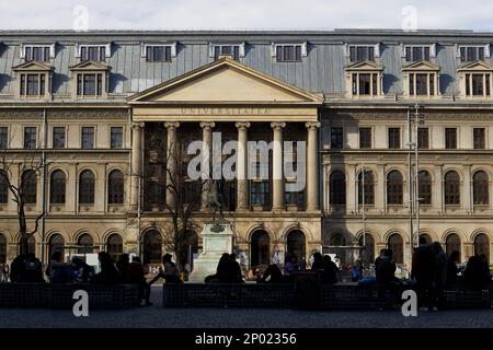 Bukarest, Rumänien - 21. Februar 2023: Das Gebäude der 1864 gegründeten Universität Bukarest, erbaut zwischen 1857-1869 nach den Plänen von Stockfoto