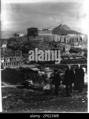 Griechenland - Athen - der Parthenon - Fern Blick, Mt. Lycabettus im Hintergrund. Griechenland, Frank und Frances Carpenter Collection . Stockfoto