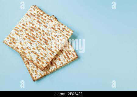 Glückliches Pessach-Banner. Matzo auf blauem Hintergrund. Traditionelles jüdisches Essen für Pesach. Speicherplatz kopieren. Stockfoto