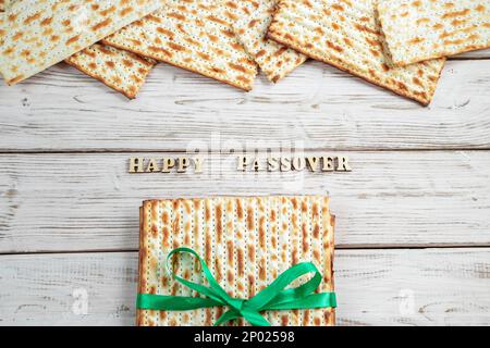 Konzept des jüdischen Feiertags Pesach. Pessach. Traditionelle Matzas auf weißem Holzhintergrund. Matzo-Brot. Stockfoto