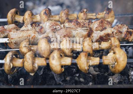 Wunderschöne köstliche Pilze und gegrilltes Fleisch. Urlaubsessen. Stockfoto