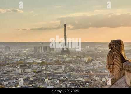 Panoramablick auf die Skyline von Paris und den Eiffelturm von der Basilika Sacré-Cœur in Paris, Frankreich Stockfoto