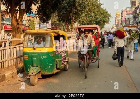 Auto-Rickshaw- und Fahrrad-Rickshaw-Fahrer mit Passagieren in Chandni Chowk, Delhi, Indien Stockfoto