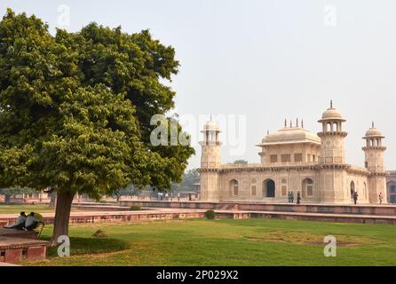 Das wunderschöne Baby Taj, auch bekannt als das Grab von Itmad-ud-Daula, und seine umliegenden Gärten in Agra, Indien Stockfoto