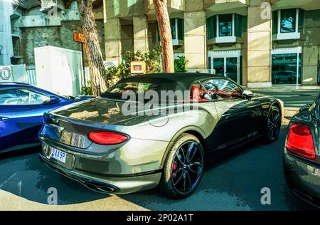 01-09-2022 Monte-Carlo Gegend, Monaco, Bentley Cabrio (Auto mit Kennzeichen von Monaco) am Ufer des Hafens von Limpia in Monaco. Bild mit Tonwertkorrektur Stockfoto