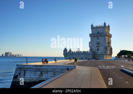 Fußweg nach Torre de Belém, Belem, Lissabon, Portugal Stockfoto