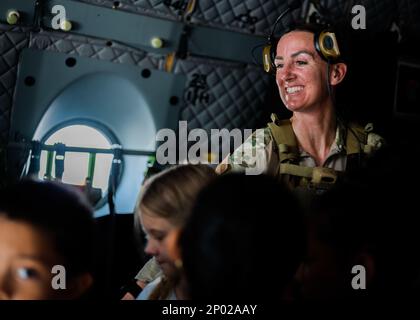 EIN US-AMERIKANISCHER Airman nimmt am 17. Februar 2023 an einer Community Engagement Event während COPE North 2023 auf Rota, Nördliche Marianen, in der Nähe des Luftwaffenstützpunkts Andersen, Guam, Teil. Die Vereinigten Staaten, Australien und Japan nutzen Interoperabilität während COPE North 23 durch eine agile, integrierte Erzeugung von Luftstrom von verstreuten Standorten im Indo-Pazifik und demonstrieren die Widerstandsfähigkeit und Überlebensfähigkeit der Koalition in einer umstrittenen Umgebung. Stockfoto
