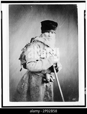 Bärtiger Mann, stehend, dreiviertel lang, mit Rucksack, mit Gehstock, Russland. Frank and Frances Carpenter Kollektion, No. 101, Herren, Bekleidung & Kleid, Russland, 1880–1930. Stockfoto