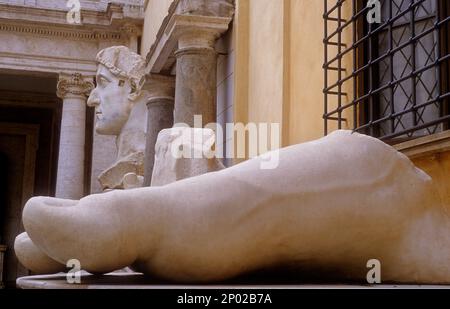 Überreste einer riesigen Statue des Kaisers Constantino, Conservatori Palast Kapitolinischen Museums, Rom, Italien Stockfoto