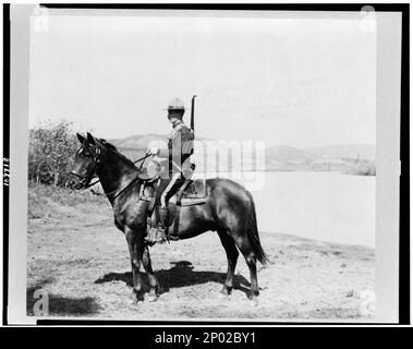 Der kanadische Nordwesten besetzte Polizisten zu Pferd, Dawson, Yukon Territory, Kanada. Frank and Frances Carpenter Collection, Royal Canadian Mounted Police, People, Yukon Territory, Dawson, 1910-1920, Reiten, Yukon Territory, Dawson, 1910-1920, Mounted Police, Yukon Territory, Dawson, 1910-1920. Stockfoto