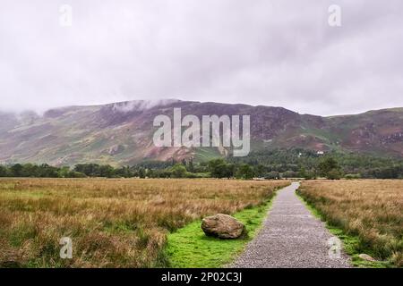 Chinesische Brücke in der Ferne in Borrowdale, Keswick, Lake District Stockfoto