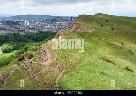 Arthur's Seat aus Salisbury Crags, Holyrood Park, Edinburgh, Schottland, Großbritannien Stockfoto