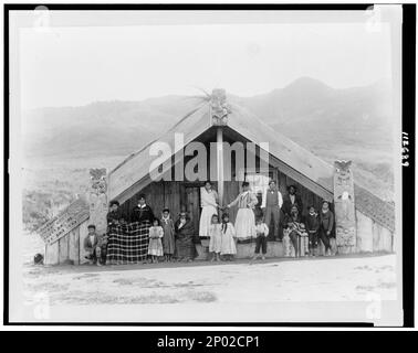 Neuseeland, Maoris in ihrem sprechenden Haus. Frank and Frances Carpenter Collection, Maori (Neuseeland People),Structures,1890-1920, Totem Pole,Neuseeland,1890-1920. Stockfoto