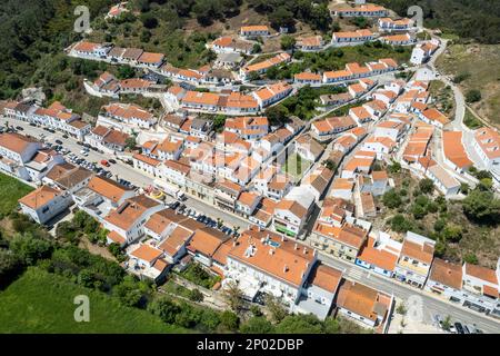 Blick auf die alte kleine Stadt Aljezur mit traditionellen portugiesischen Häusern und ländlicher Landschaft in der Algarve, Portugal. Das Dorf Aljezur in Costa Vicentina. Stockfoto