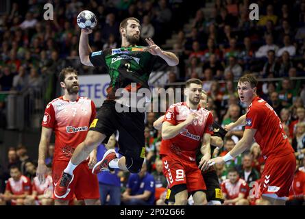 Magdeburg, Deutschland. 02. März 2023. Handball: Champions League, SC Magdeburg - Dinamo Bukarest, Gruppenbühne, Gruppe A, Matchday 14, GETEC Arena. Magdeburgs Lucas Meister (2. von links) bekommt seinen Weg gegen Bukarests Verteidigung. Kredit: Ronny Hartmann/dpa/Alamy Live News Stockfoto