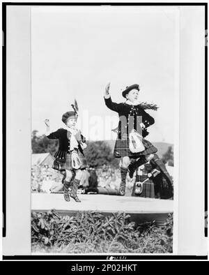 Zwei Kinder tanzen, Schottland. Frank und Frances Carpenter Collection, Kindertänzer, Schottland, 1900-1920, Kilts, 1900-1920. Stockfoto