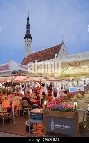 Mittelalterlichen Rathaus und Wine Library Restaurant in Town Hall Square, Tallinn, Estland Stockfoto