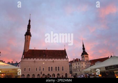 Mittelalterliche Rathaus in Rathausplatz, am rechten Glockenturm der St.-Nikolaus-Kirche, Tallinn, Estland Stockfoto