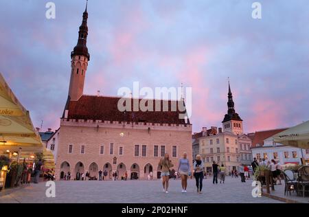Mittelalterliche Rathaus in Rathausplatz, am rechten Glockenturm der St.-Nikolaus-Kirche, Tallinn, Estland Stockfoto