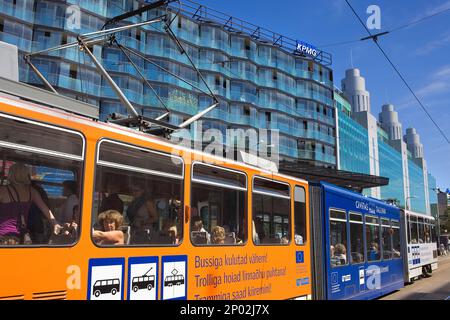 Straßenbahn in Narva Mantee Straße, Tallinn, Estland Stockfoto