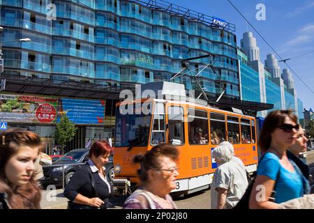 Straßenbahn in Narva Mantee Straße, Tallinn, Estland Stockfoto