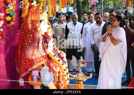 Kalkutta, Indien. 02. März 2023. KALKUTTA, INDIEN - MÄRZ 2: Westbengalische Chefministerin Mamata Banerjee eröffnet am 2. März 2023 in Kalkutta, Indien, „Ganga Arati“ in Baje Kadamtala Ghat. (Foto: Samir Jana/Hindustan Times/Sipa USA) Guthaben: SIPA USA/Alamy Live News Stockfoto