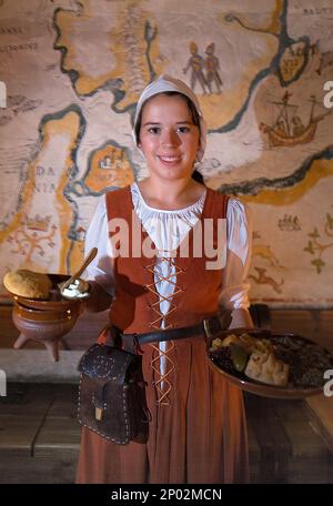 Kellnerin von Olde Hansa Restaurant, 1 Vana Turg, Tallinn, Estland Stockfoto