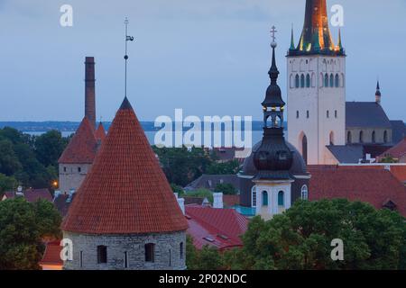 Detail der Skyline bei rechten Glockenturm der St. Olavs Kirche, Tallinn, Estland Stockfoto