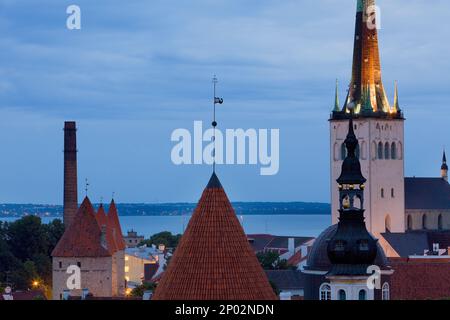 Detail der Skyline bei rechten Glockenturm der St. Olavs Kirche, Tallinn, Estland Stockfoto