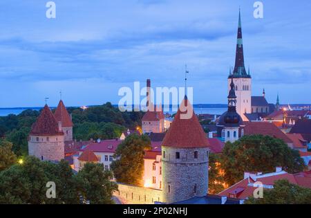 erhöhten Blick mit St Olafs Kirche aus dem Domberg Bezirk, Tallinn, Estland Stockfoto