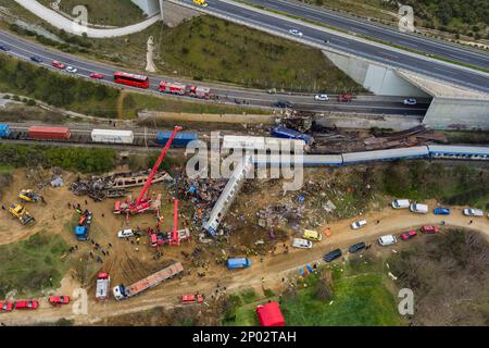 TTempi-Tal, Griechenland - 1. März 2023: Im Norden Griechenlands ereignete sich ein tragischer Unfall, als zwei Züge im Tempi-Tal kollidierten, was zur dea führte Stockfoto